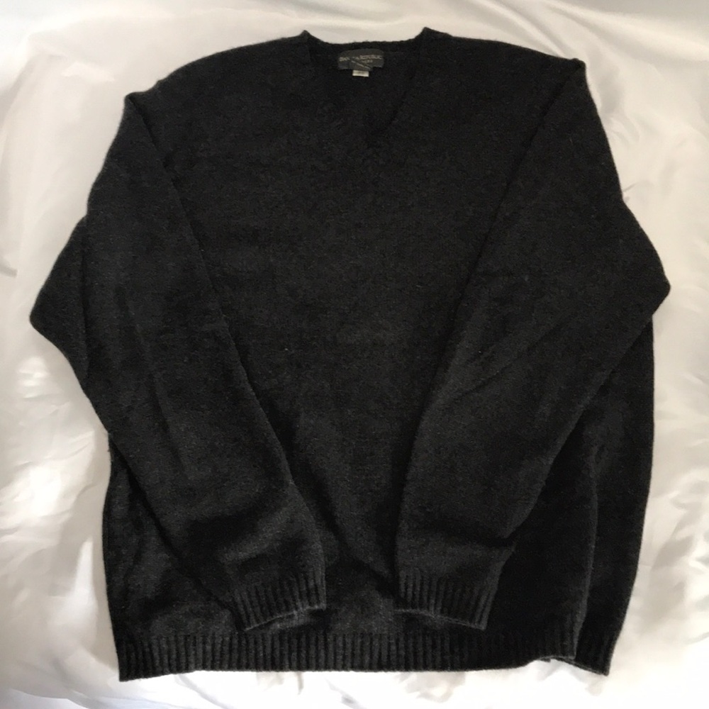 Men’s Cashmere vneck sweater size M